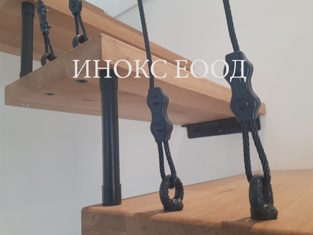 стълба с дървени стъпала и метален парапет